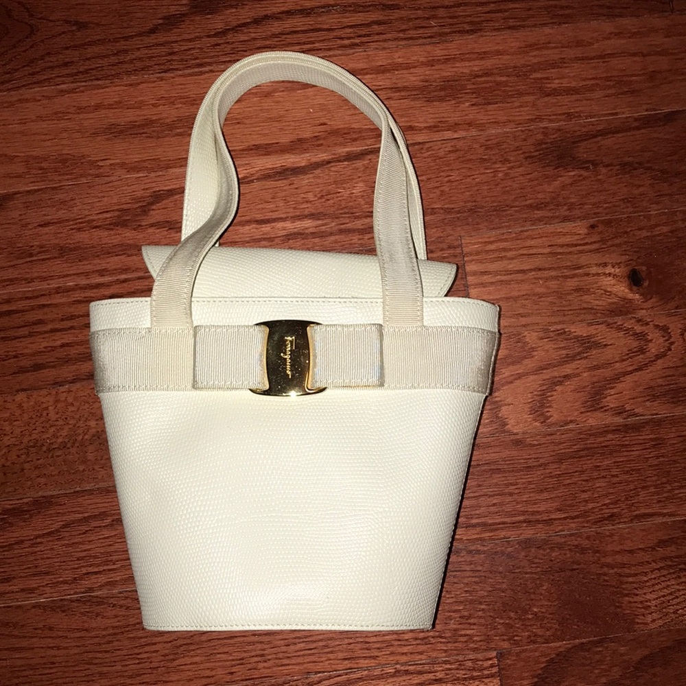 Ferragamo Vara Bow Handbag - Ivory